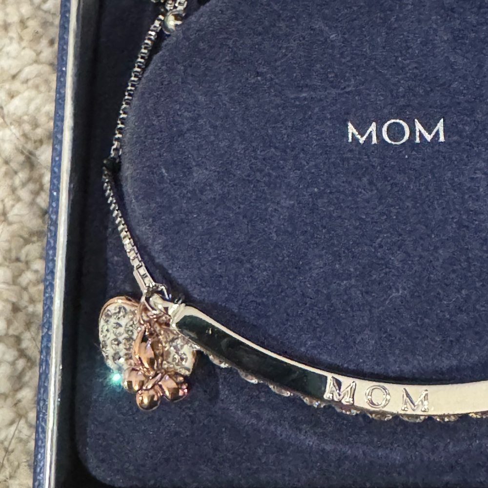 New in box Kohl's Silver MOM Bracelet with Heart Charm - Picture 5 of 6
